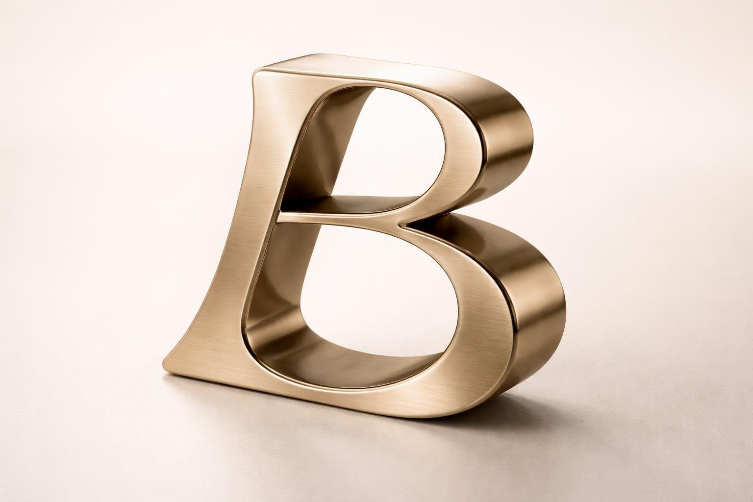 Objeto elegante em forma da letra B sobre fundo neutro.